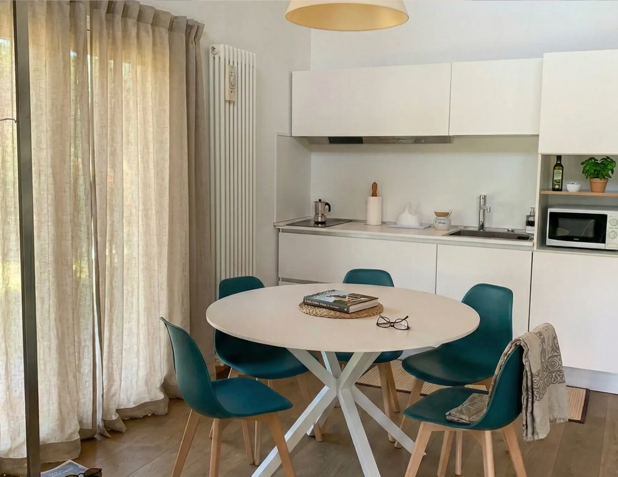 Il soggiorno con la cucina dell'appartamento