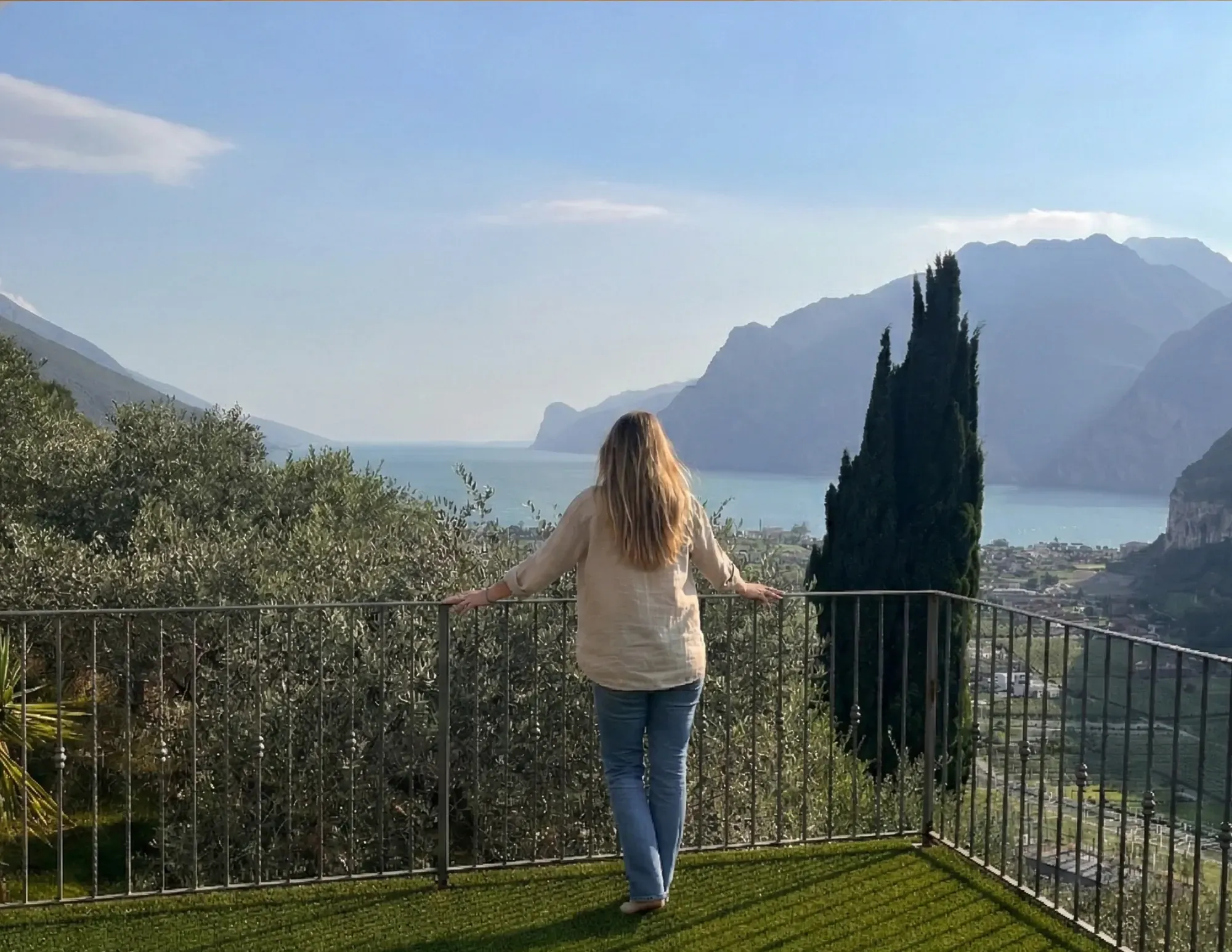 Il lago, le montagne e il cipresso dal terrazzino dell'appartamento