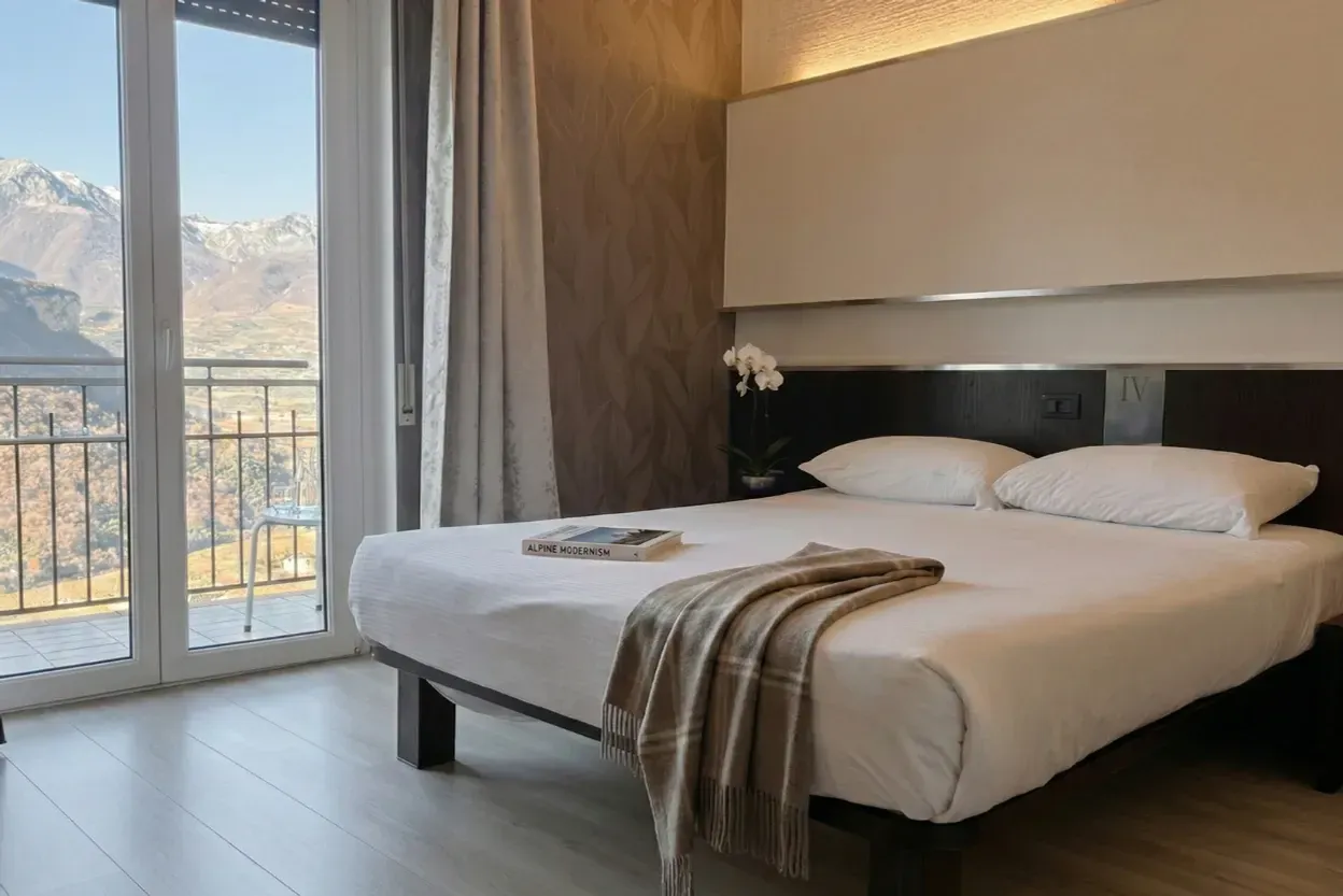La Comfort vista lago: il letto e la portafinestra sul balcone