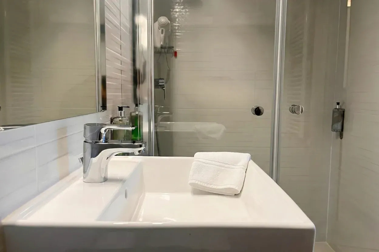 Il bagno della Comfort vista lago con la doccia
