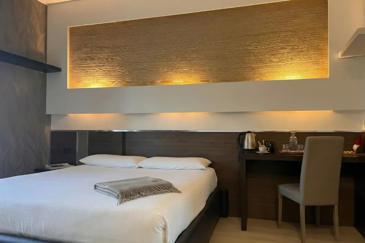 Il letto e la scrivania della Comfort vista lago