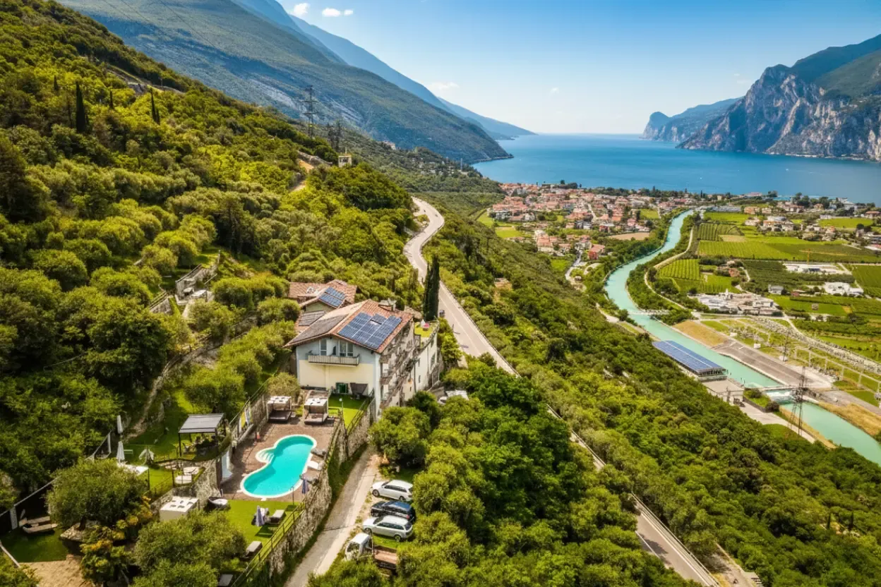 L'hotel con la piscina dall'alto, sotto la valle del Sarca, Torbole e il lago