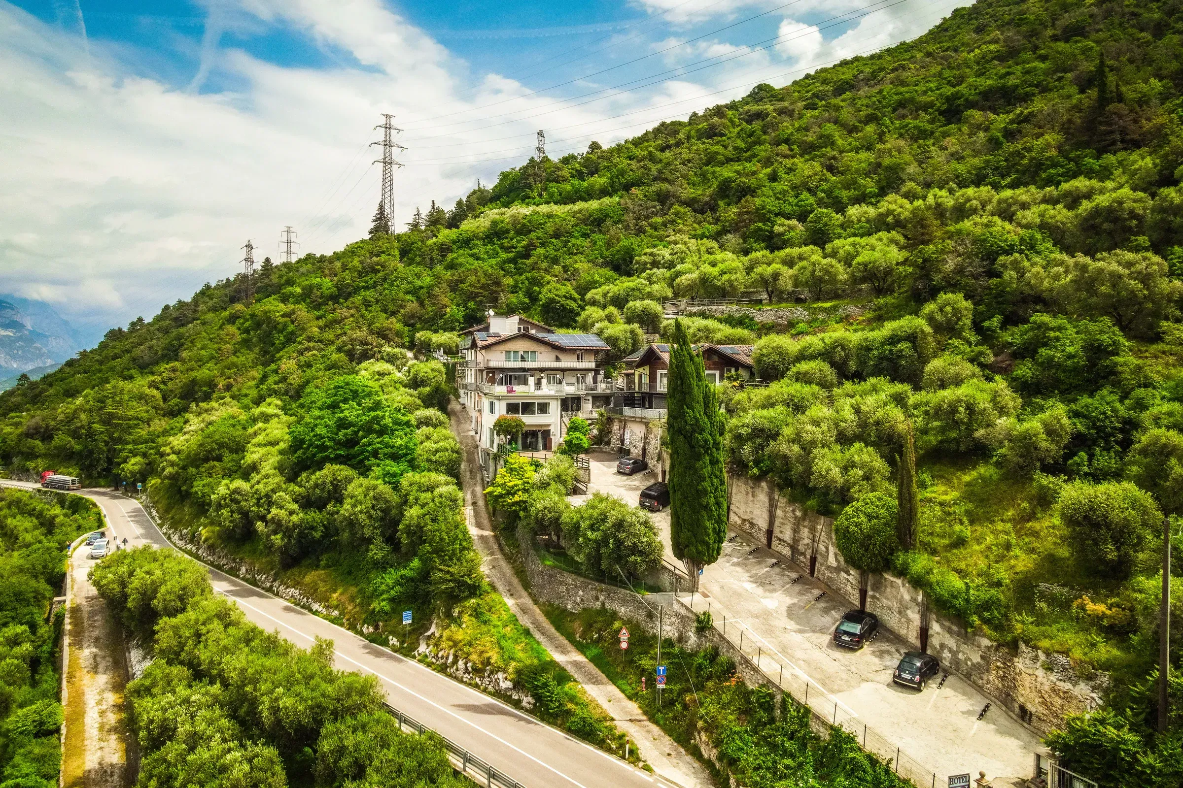 L'hotel dall'alto nel verde della collina, con la strada che sale