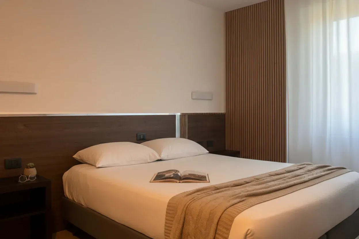 Il letto della Economy doppia con la tenda bianca