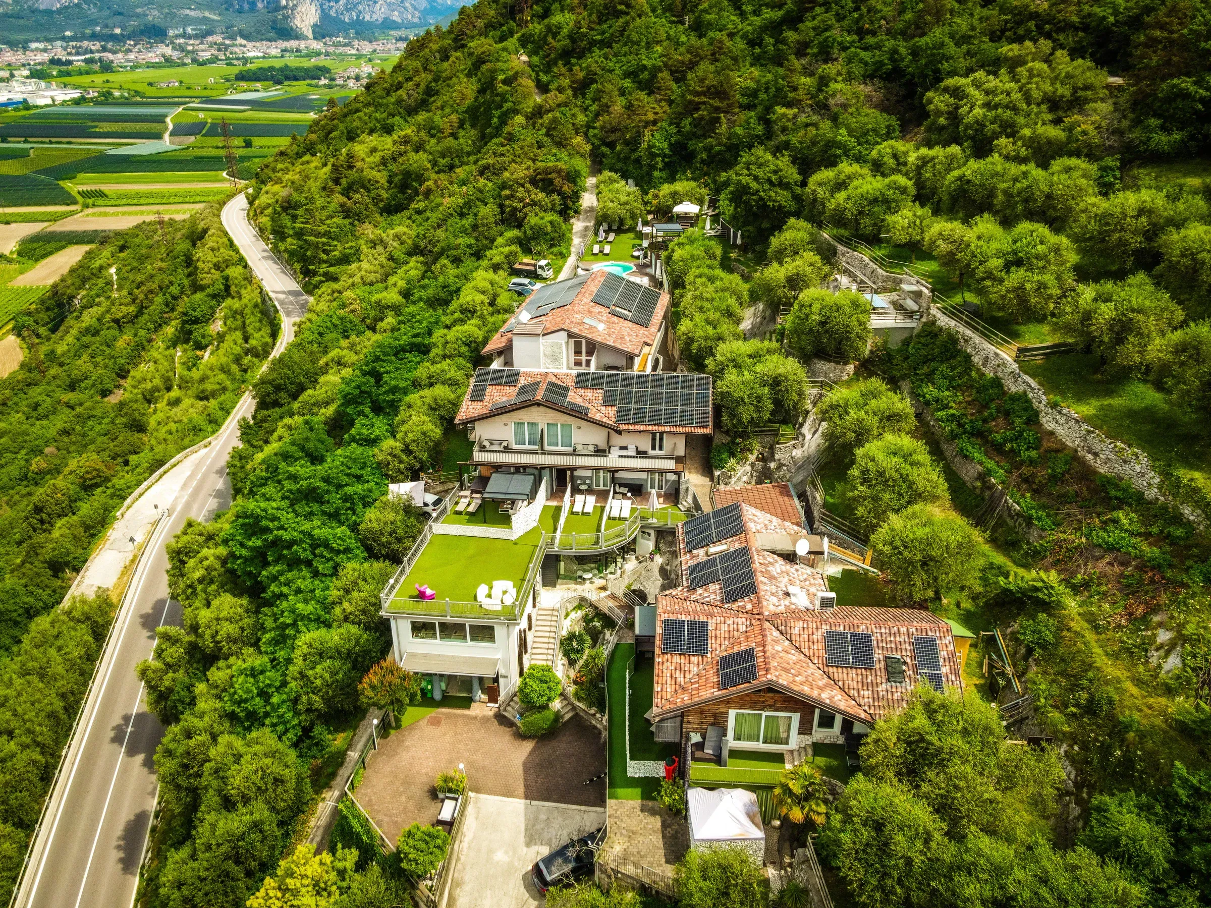 L'hotel con il fotovoltaico nel bosco sopra la valle del Sarca, visto dal drone