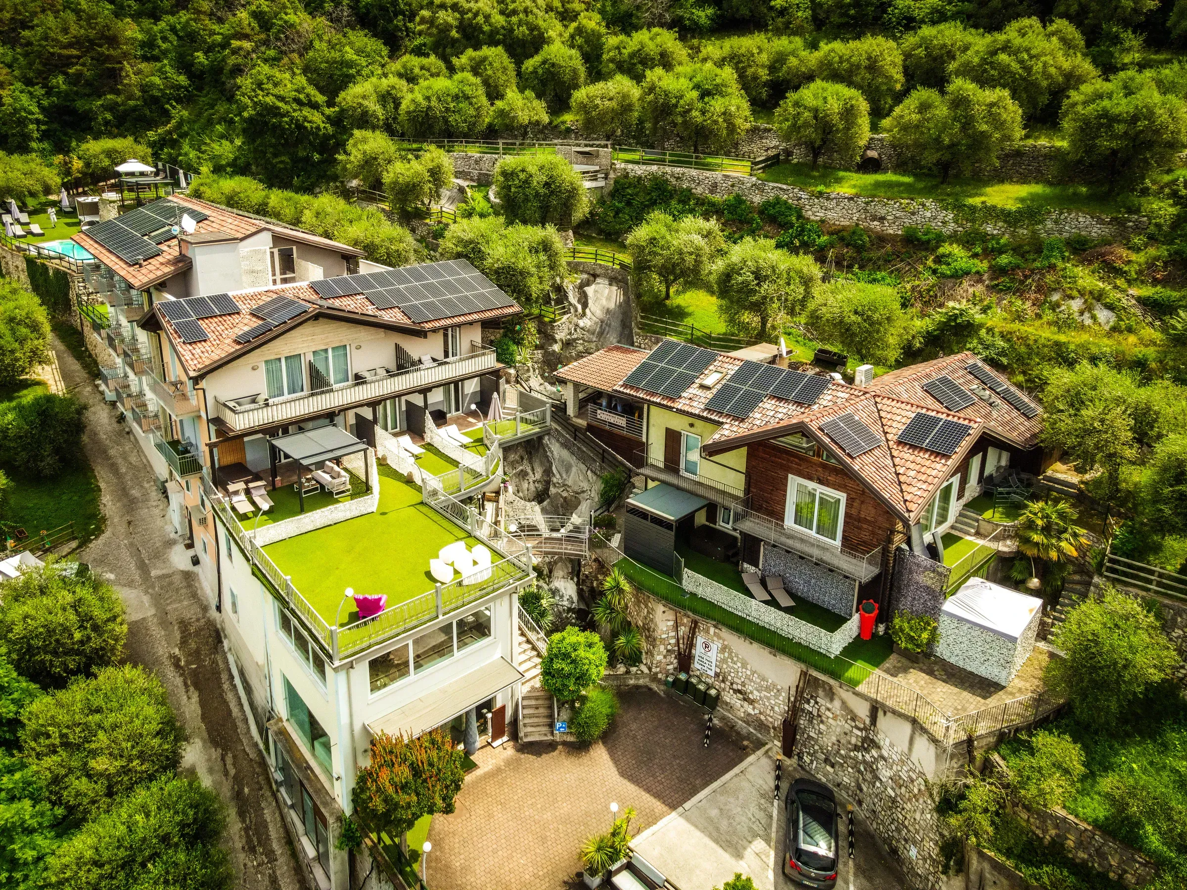 I tetti dell'hotel coperti di pannelli fotovoltaici, visti dal drone tra gli ulivi