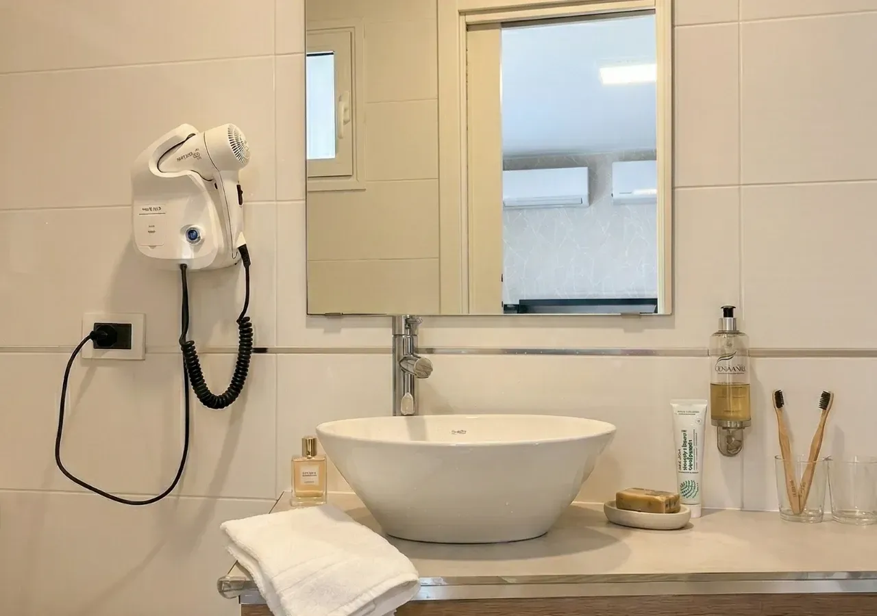 Il bagno della Superior con jacuzzi, con il lavabo a bacinella
