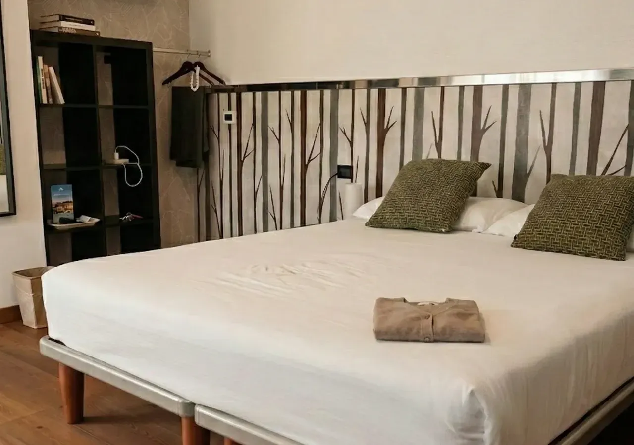 Il letto della Superior con jacuzzi, con la testiera a betulle