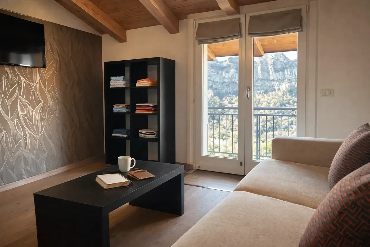 Il soggiorno della Junior Suite con la portafinestra sulle montagne