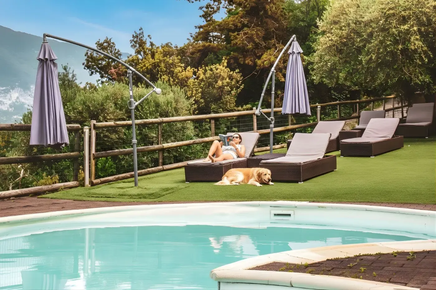 La piscina con i lettini