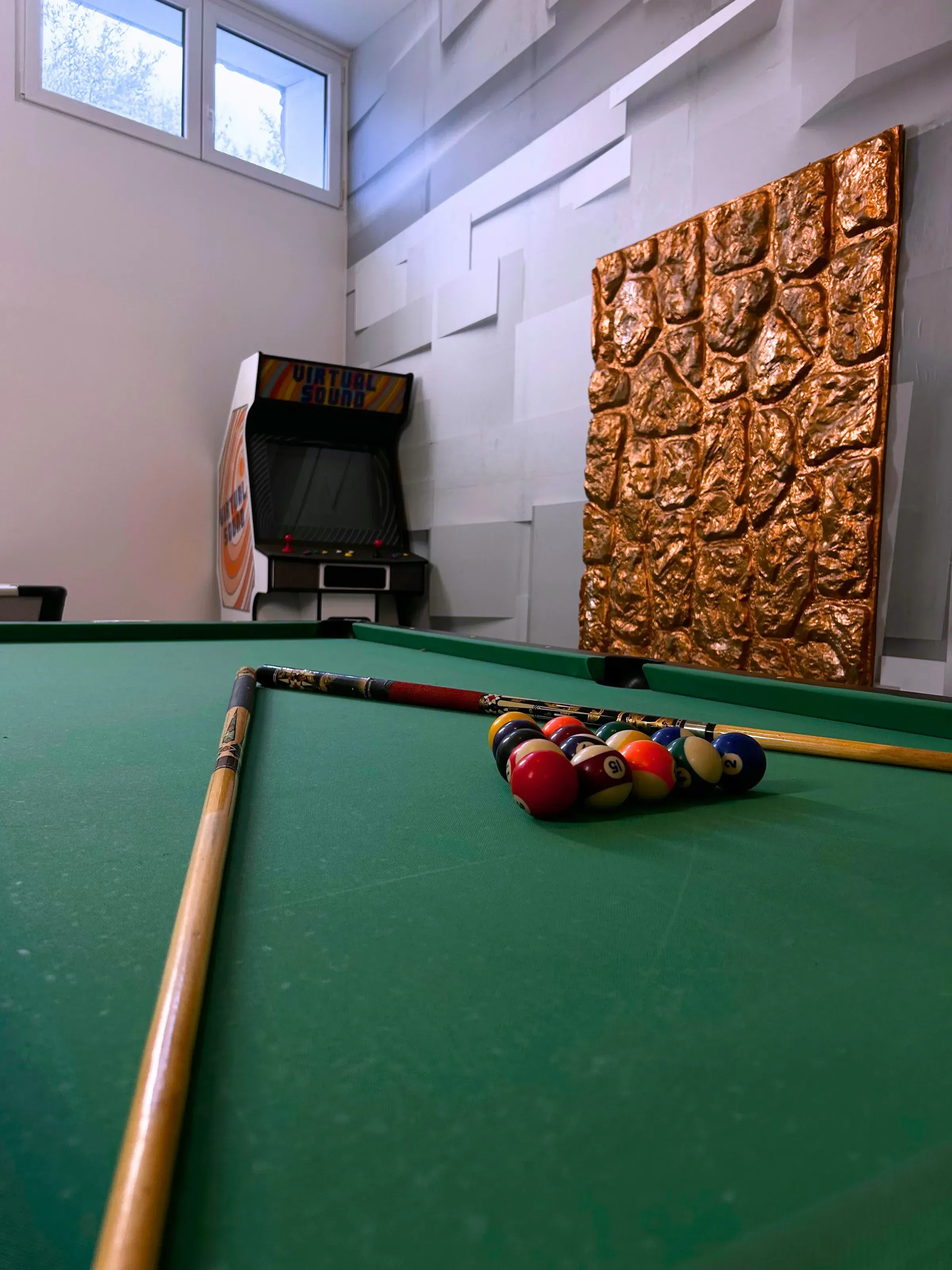 Il biliardo della sala giochi con il cabinato dietro