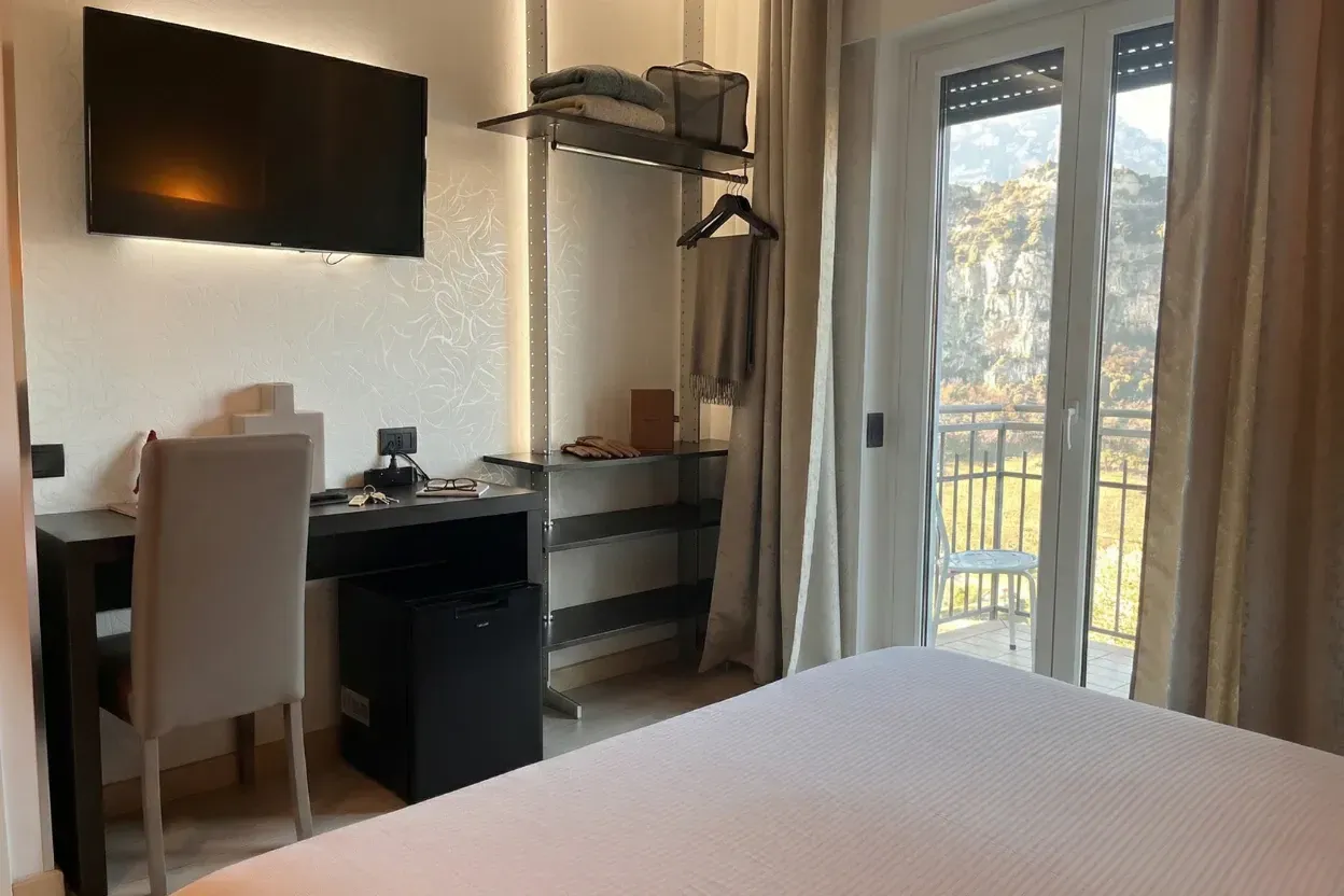 La Standard vista lago: la scrivania e la portafinestra sul balconcino