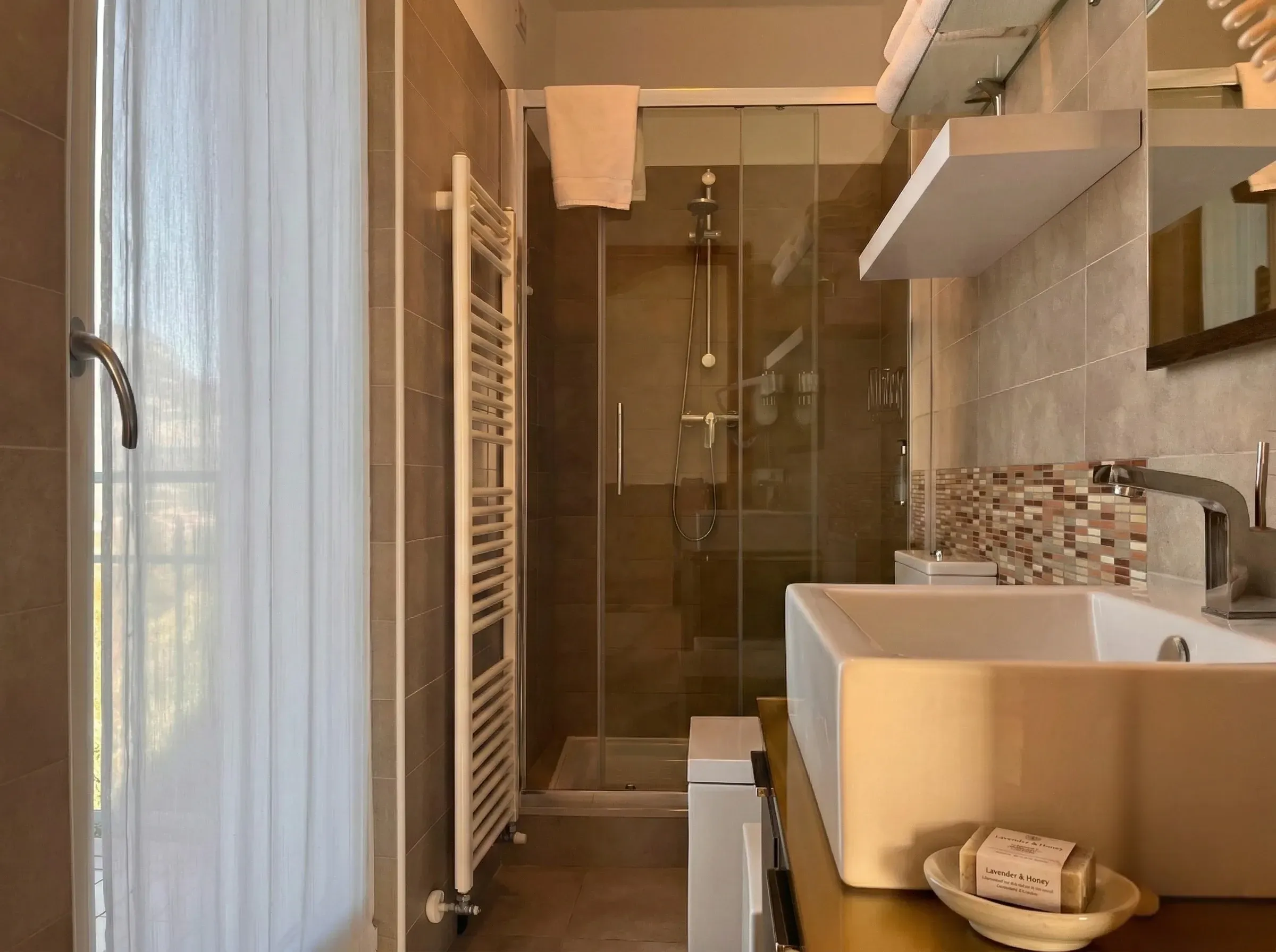 Il bagno della Superior vista lago