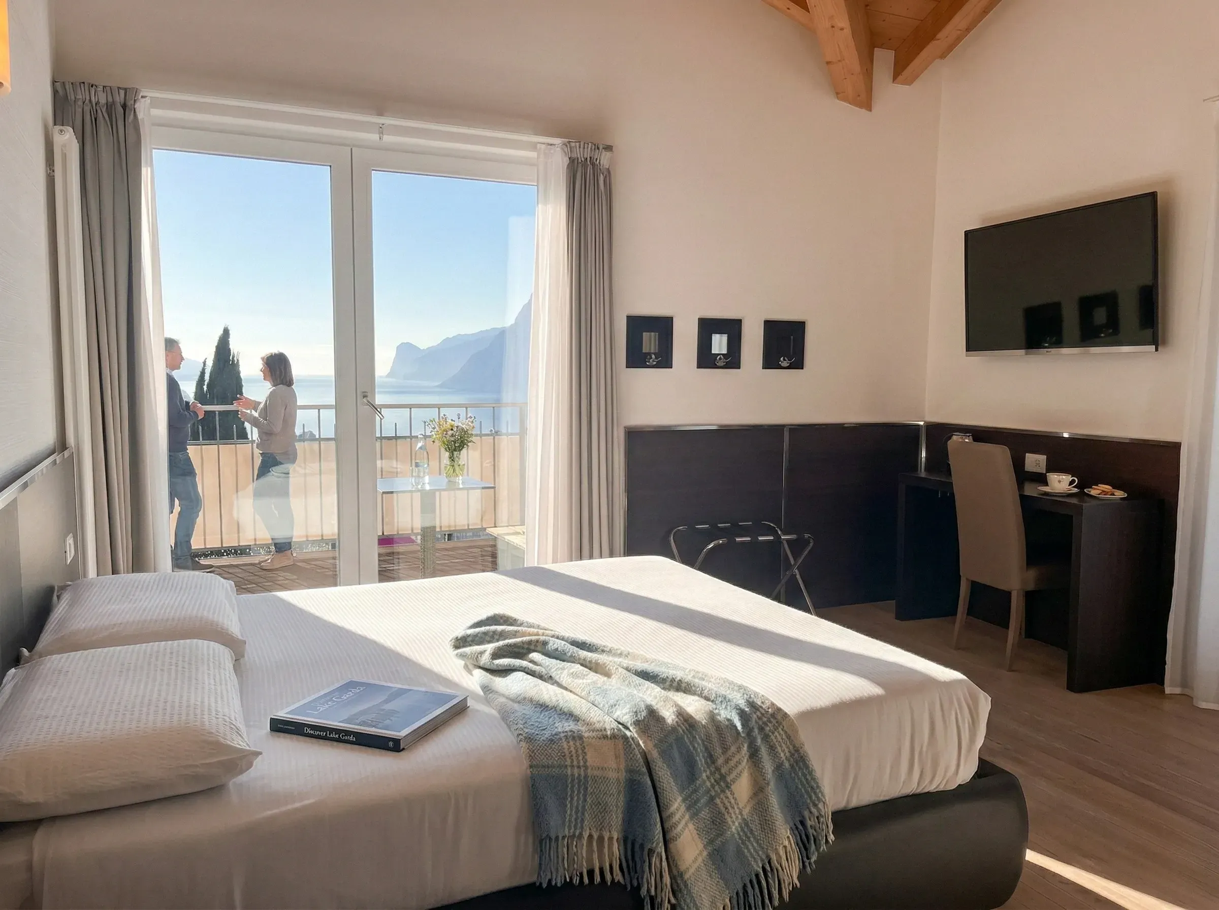 La Superior vista lago: il letto e la portafinestra aperta sul balcone e sul lago