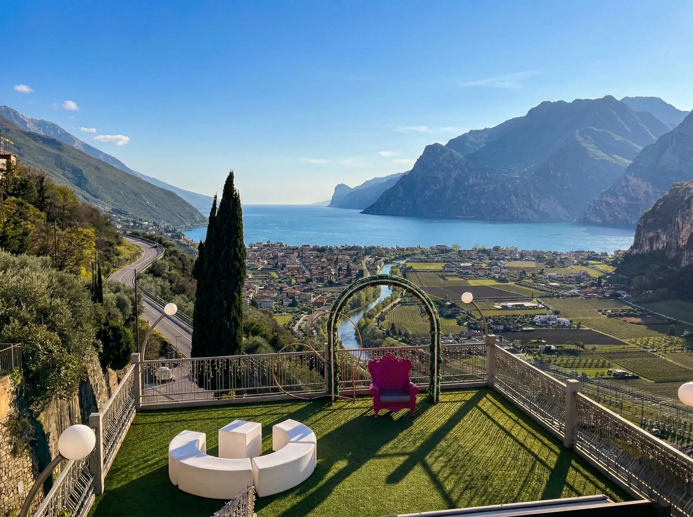 Il balcone della Superior vista lago con i pouf e il lago