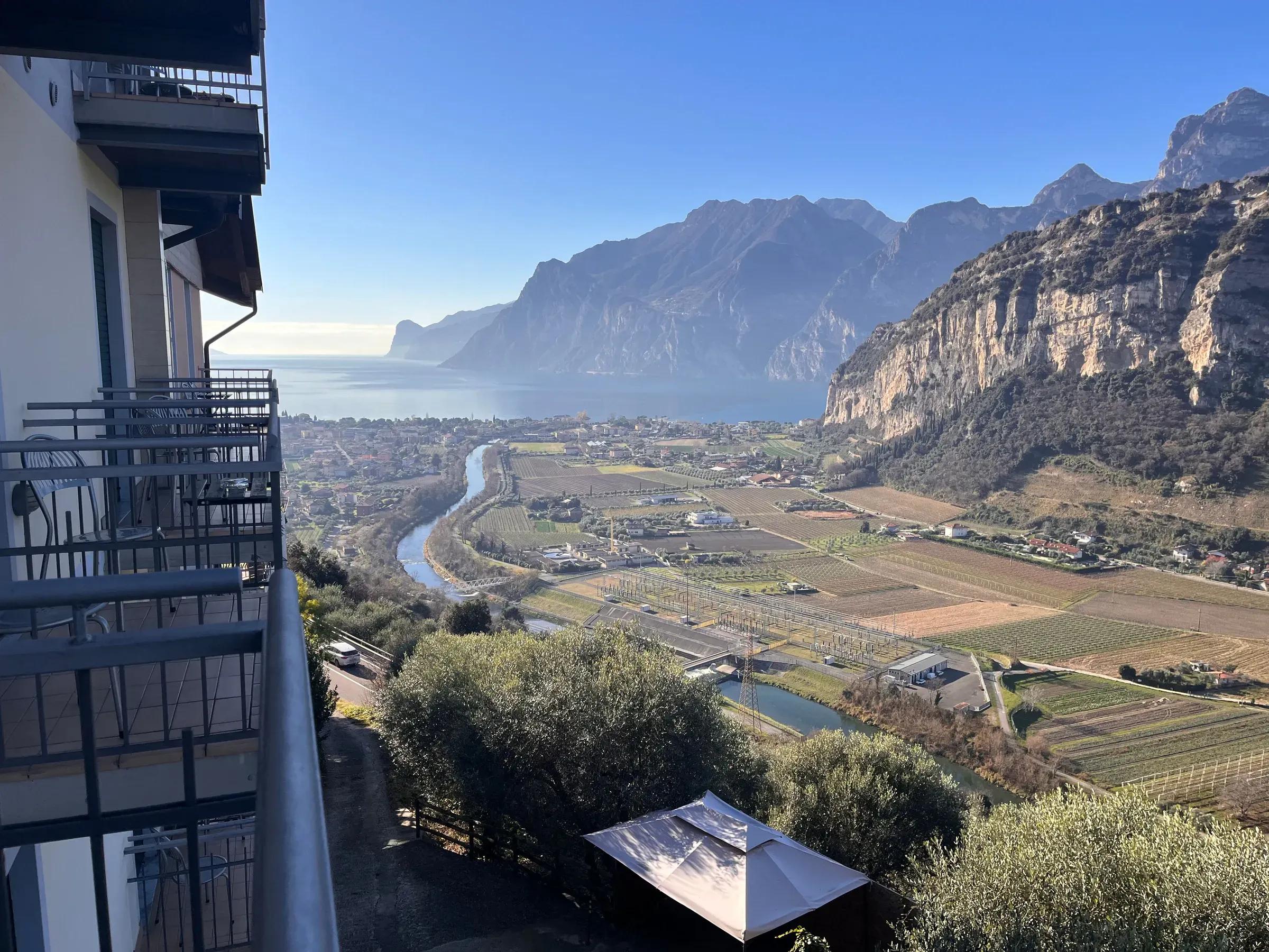 La valle e il lago dal balcone della Comfort vista lago