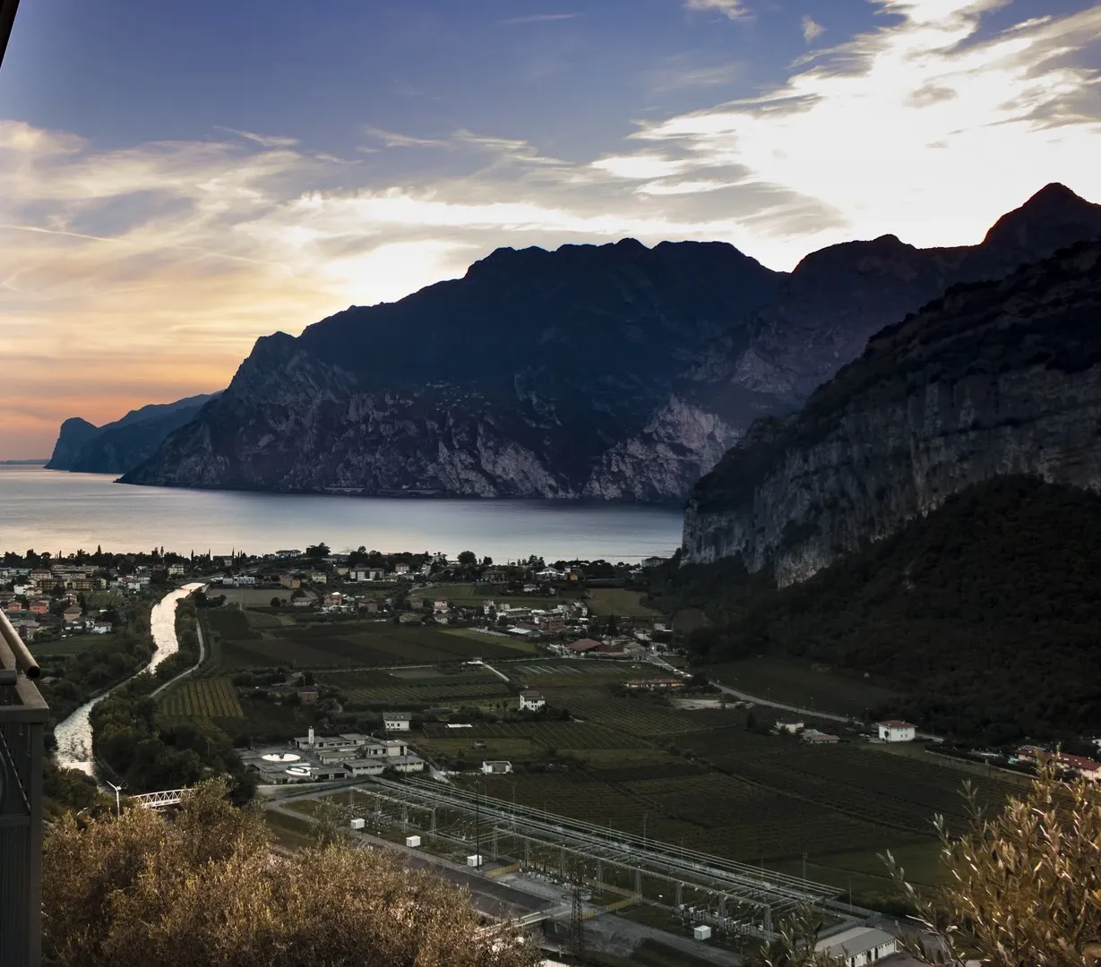 Il lago e le montagne al tramonto dal balcone della Comfort vista lago