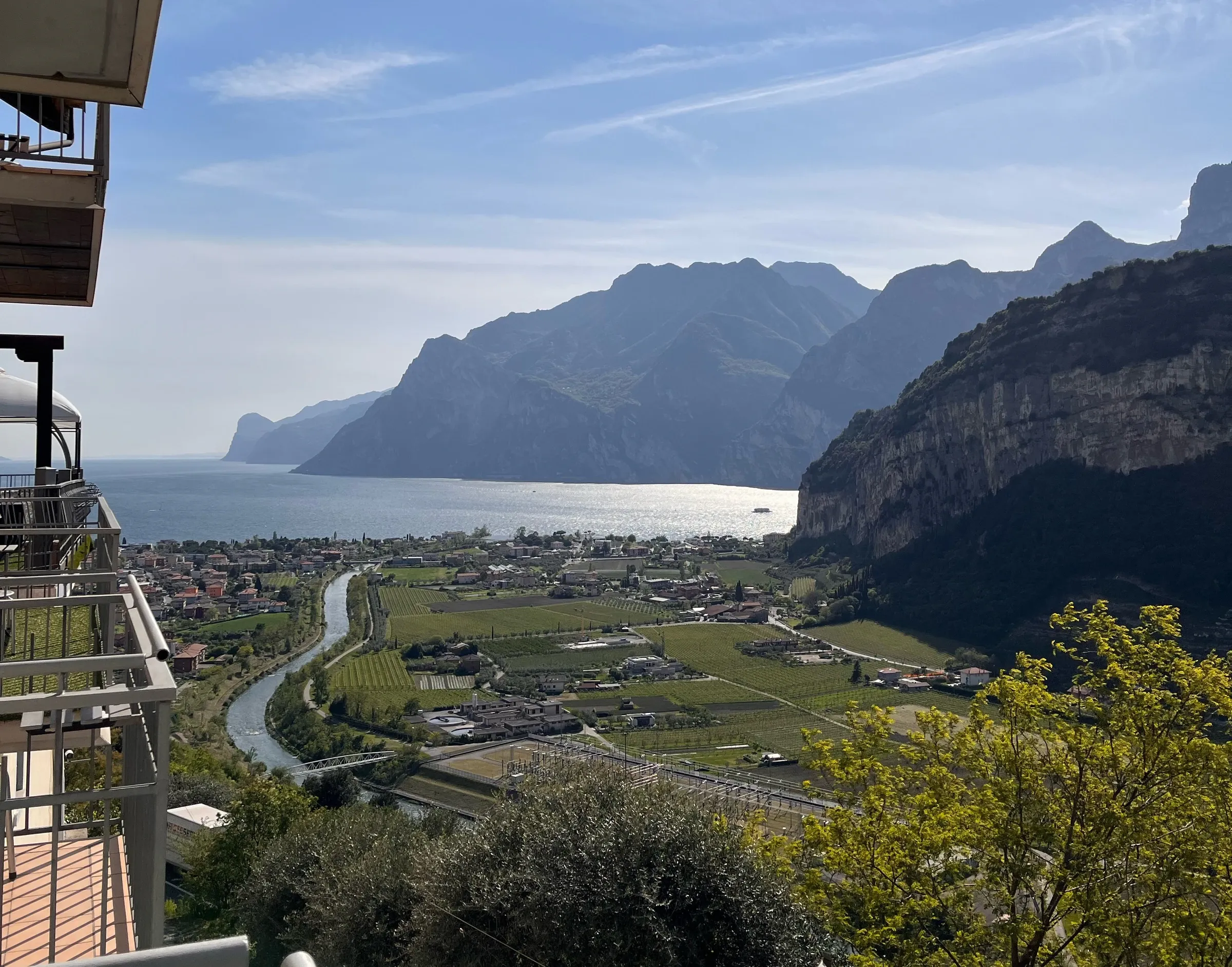 Il lago, la valle del Sarca e le montagne dal balcone della Standard vista lago