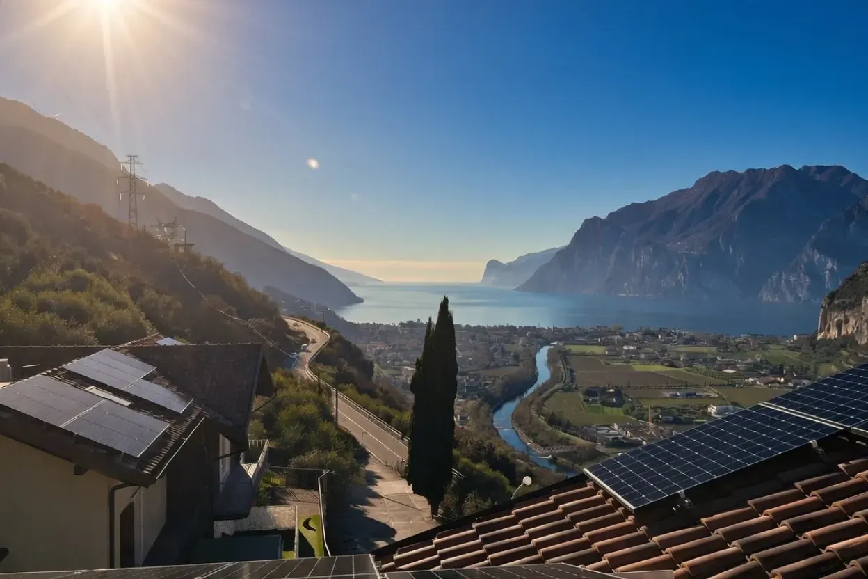 Dalla Junior Suite, sopra i tetti con i pannelli solari: la valle del Sarca, Torbole e il lago tra le montagne